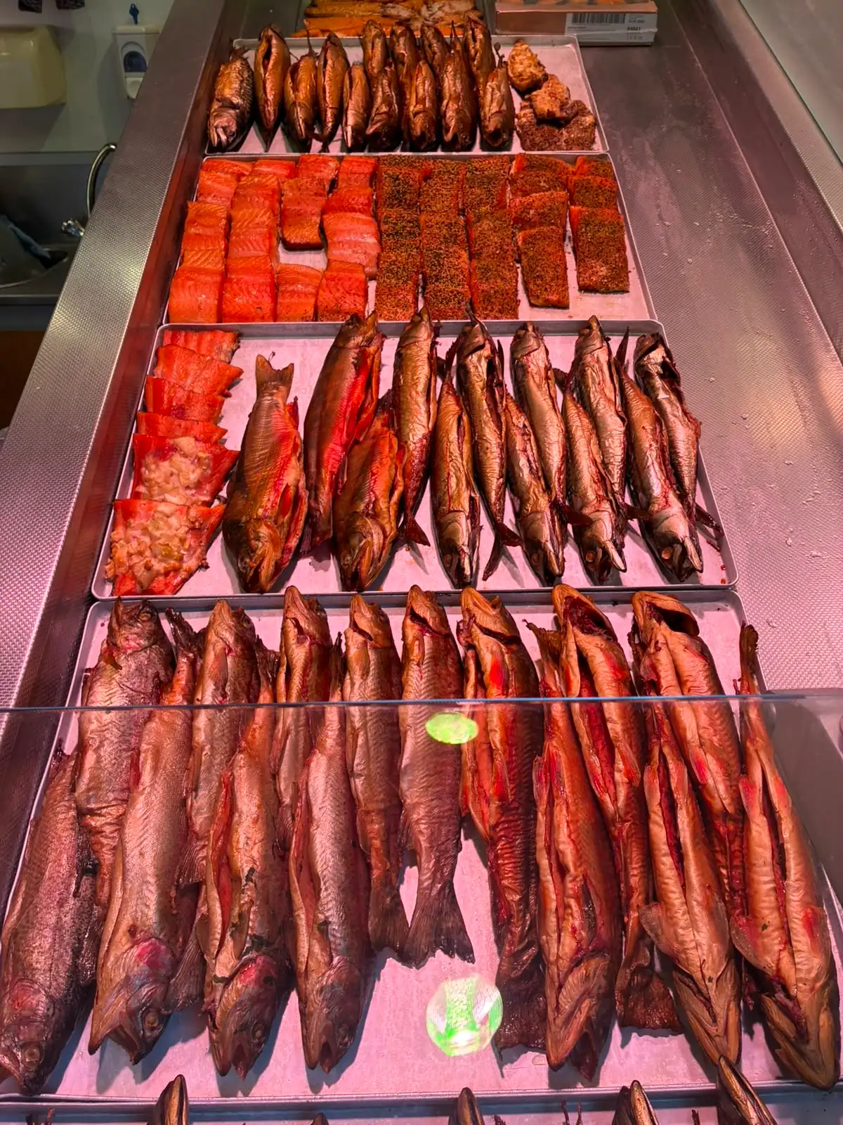 Frischer Fisch und Meeresfrüchte in der Verkaufstheke von Fischfeinkost Koppenhofer